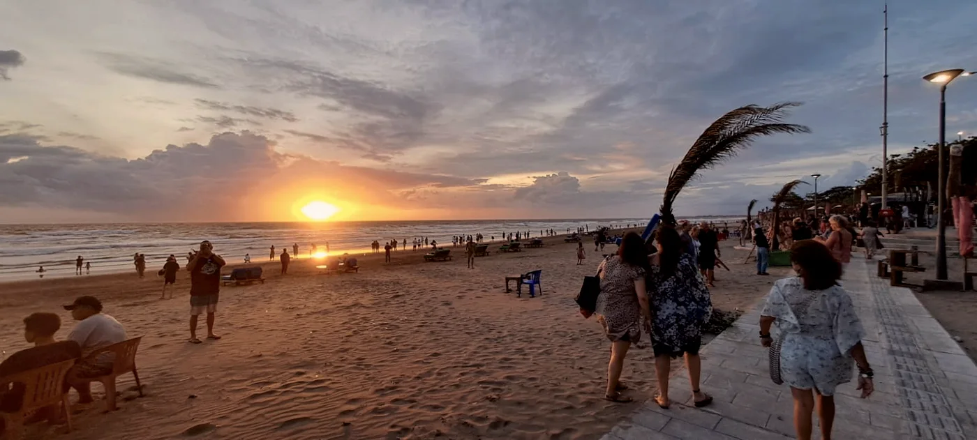 The sunset crowd on Seminyak beach